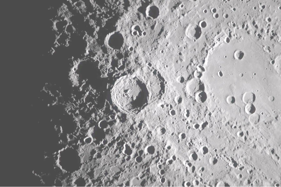 Detailaufnahme der Oberfläche des Mondes mit zahlreichen Kratern.